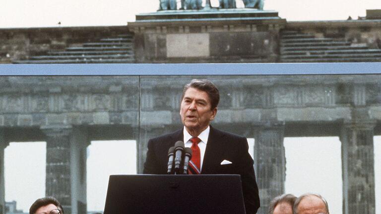 Ronald Reagan vor dem Brandenburger Tor - Reagan schreibt mit seiner Aufforderung „Herr Gorbatschow, reißen Sie diese Mauer nieder!” Geschichte. (Archivbild) Ronald Reagan vor dem Brandenburger Tor - Reagan schreibt mit seiner Aufforderung „Herr Gorbatschow, reißen Sie diese Mauer nieder!” Geschichte. (Archivbild)