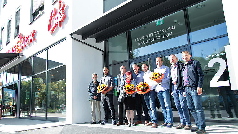 Bei der Eröffnung: (v.l.n.r.) stellvertr. Bürgermeister Peter Etthöfer, Julius Ross (Physiotherapie), Bürgermeister Waldemar Brohm, Apothekerin Sylvia Pöhlmann, Investor Wolfgang Götz, Zahnarzt Sven Eric Schäfer, Matthias Heckel (Facharzt für Allgemeinmedizin) sowie die Fraktionssprecher Norbert Götz (CSU) und Werner Stadler (SPD). Foto: Herbert Ehehalt Bei der Eröffnung: (v.l.n.r.) stellvertr. Bürgermeister Peter Etthöfer, Julius Ross (Physiotherapie), Bürgermeister Waldemar Brohm, Apothekerin Sylvia Pöhlmann, Investor Wolfgang Götz, Zahnarzt Sven Eric Schäfer, Matthias Heckel (Facharzt für Allgemeinmedizin) sowie die Fraktionssprecher Norbert Götz (CSU) und Werner Stadler (SPD). Foto: Herbert Ehehalt