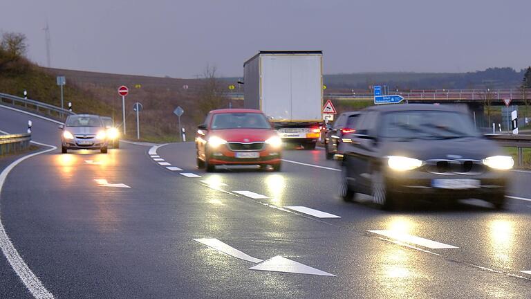 Die Autobahnabfahrt der A71 zwischen Münnerstadt und Burglauer ist immer wieder Schauplatz von Unfällen. Das Einfädeln in den Bundesstraßenverkehr ist nicht immer problemlos.