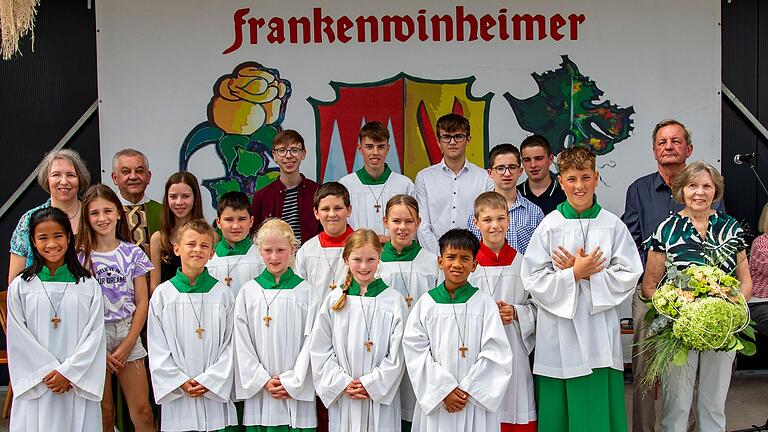 Gruppenfoto der Ministranten mit Pfarrer Mai, Bettina Roth und dem Ehepaar Kraus.