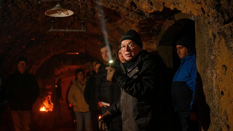 Blick in die Keller: Der Ostheimer Karl Fleck brachte den Besuchern die Geschichte der Keller unter der Kirchenburg in Ostheim näher.