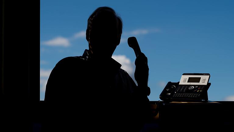 Betrug am Telefon       -  Die Ermittler stoppten eine mutmaßliche Bande von Telefonbetrügern. (Symbolbild)