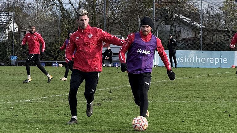 Alexander Winkler (links im Zweikampf mit Benyas Junge-Abiol) spielte in dieser Woche bei den Würzburger Kickers vor. Alexander Winkler (links im Zweikampf mit Benyas Junge-Abiol) spielte in dieser Woche bei den Würzburger Kickers vor.