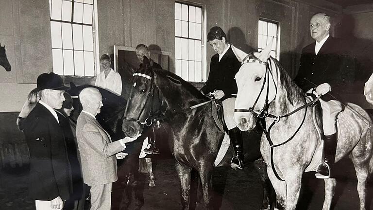 Ankedoten rund um den Reiterverein Bad Kissingen - Im Rahmen der Reitturniere kamen auch Persönlichkeiten aus der Politik nach Bad Kissingen. Unser Bild zeigt den damaligen Bundespräsidenten Heinrich Lübke (2. von links) bei einem Besuch im Tattersaal. Links: Heinrich Kohlhepp. Ankedoten rund um den Reiterverein Bad Kissingen - Im Rahmen der Reitturniere kamen auch Persönlichkeiten aus der Politik nach Bad Kissingen. Unser Bild zeigt den damaligen Bundespräsidenten Heinrich Lübke (2. von links) bei einem Besuch im Tattersaal. Links: Heinrich Kohlhepp.