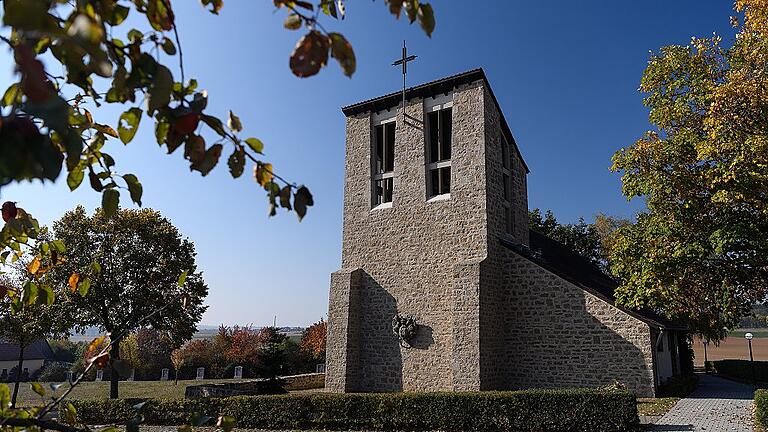 Erinnerung in Hundsfeld - Blick auf die Kirche in Rothof bei Rottendorf, wurde im Jahr 1958 eingeweiht. Erinnerung in Hundsfeld - Blick auf die Kirche in Rothof bei Rottendorf, wurde im Jahr 1958 eingeweiht.