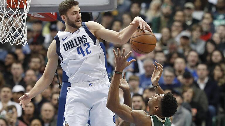 Kleber stoppt Giannis Antetokounmpo von den Milwaukee Bucks.