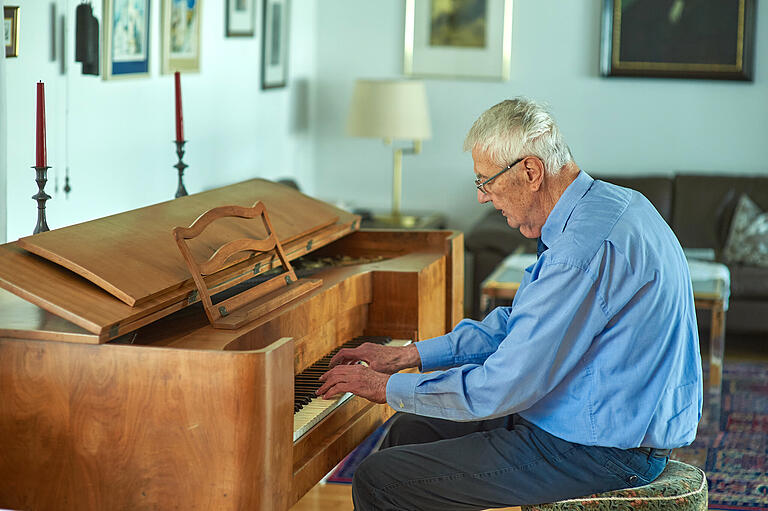 Ab und zu setzt sich der 84-jährige Otto Reichert noch ans Klavier.