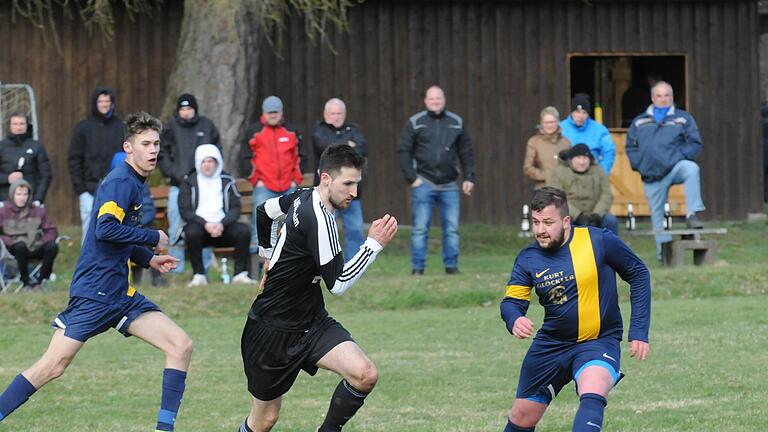 In der vergangenen Saison gab es offizielle Fußballspiele auf dem Sportplatz des FC Wittershausen zu sehen, da aber kickte das Heimteam (in blau-gelb) noch als Teil der Spielgemeinschaft mit dem federführenden SV Aura. Foto: ssp       -  In der vergangenen Saison gab es offizielle Fußballspiele auf dem Sportplatz des FC Wittershausen zu sehen, da aber kickte das Heimteam (in blau-gelb) noch als Teil der Spielgemeinschaft mit dem federführenden SV Aura. Foto: ssp