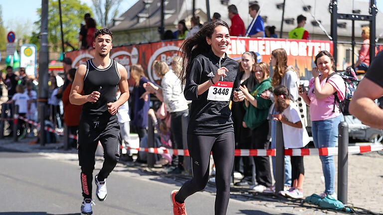 Zahlreiche Läuferinnen und Läufer nehmen am Sonntag 30.04.23 beim No Limits Lauf und Lauf der Schulen von 2,5 KM des Residenzlaufs in Würzburg teil.