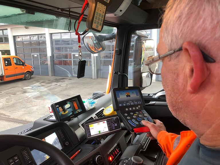 Modernste Technik in der Kabine: Rudolf Flachsenberger ist Herr über Schneepflug und Salzauftrag. Modernste Technik in der Kabine: Rudolf Flachsenberger ist Herr über Schneepflug und Salzauftrag.