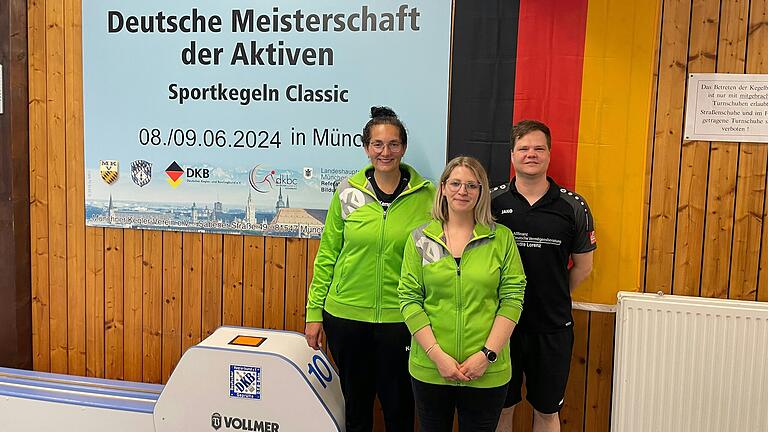 Erfolgreiches Trio des Keglervereins Bad Neustadt bei der deutschen Meisterschaft in München: Vizemeisterin Kathrin Hüther (von links), Bettina Behr, die im Viertelfinale knapp an der späteren Siegerin scheiterte, und Vizemeister Sebastian Dieterich. Erfolgreiches Trio des Keglervereins Bad Neustadt bei der deutschen Meisterschaft in München: Vizemeisterin Kathrin Hüther (von links), Bettina Behr, die im Viertelfinale knapp an der späteren Siegerin scheiterte, und Vizemeister Sebastian Dieterich.