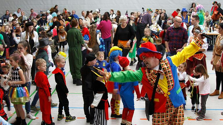Jugendliche und Kinder kommen beim Kinderfasching in der DJK Halle in Unterspiesheim auf ihre Kosten. Jugendliche und Kinder kommen beim Kinderfasching in der DJK Halle in Unterspiesheim auf ihre Kosten.