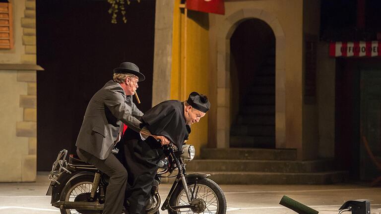Jede Menge Action war auf der Sömmersdorfer Freilichtbühne geboten. Dort genossen 1900 Besucher die Premiere von 'Don Camillo und das rothaarige Mädchen'.