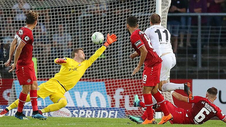 Fussball, BFV Verbandspokal, Achtelfinale, 1. FC Schweinfurt 05 - FC Würzburger Kickers - Da war die Schweinfurter Welt noch in Ordnung: Alexander Piller erzielt das 2:0 in der Pokal-Partie gegen die Würzburger Kickers. Fussball, BFV Verbandspokal, Achtelfinale, 1. FC Schweinfurt 05 - FC Würzburger Kickers - Da war die Schweinfurter Welt noch in Ordnung: Alexander Piller erzielt das 2:0 in der Pokal-Partie gegen die Würzburger Kickers.
