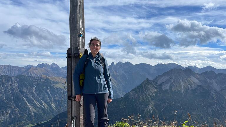 Paula Bach - Leben mit Epilepsie: Paula Bach geht in ihrem Umfeld offen mit ihrer Erkrankung um. Paula Bach - Leben mit Epilepsie: Paula Bach geht in ihrem Umfeld offen mit ihrer Erkrankung um.