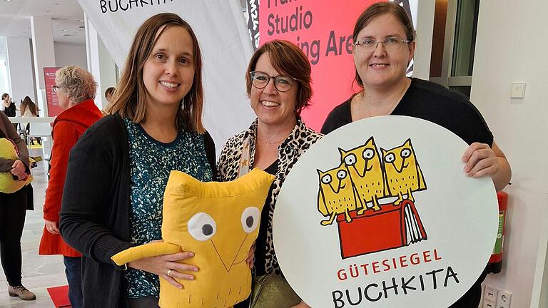 Christine Hübl, Stefanie Dorbath und Gabriele Alassani (stellv. Leitung) mit dem Gütesiegel. Christine Hübl, Stefanie Dorbath und Gabriele Alassani (stellv. Leitung) mit dem Gütesiegel.
