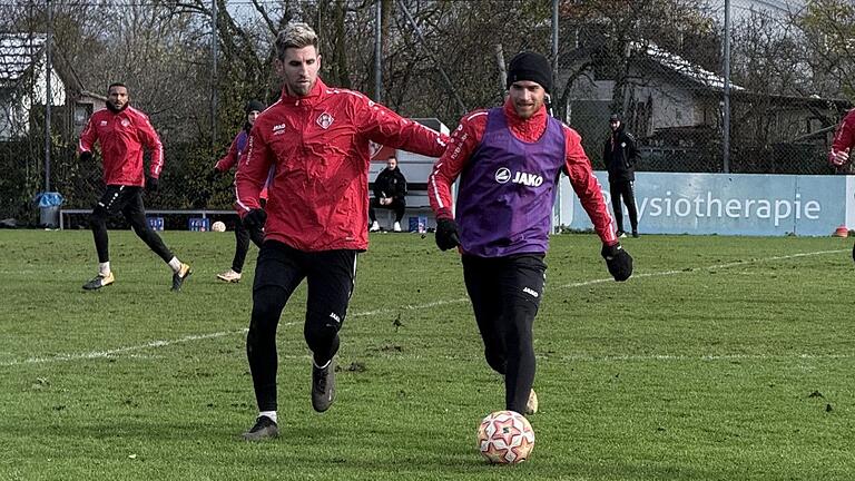 Alexander Winkler (links im Trainingsduell mit Benyas Junge-Abiol) soll die Abwehr der Würzburger Kickers verstärken.
