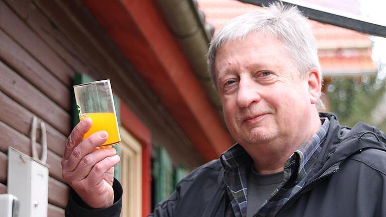 Produktentwickler Jürgen Krosta probiert vor seiner Hütte in Neuhof eine Kürbisschorle. Produktentwickler Jürgen Krosta probiert vor seiner Hütte in Neuhof eine Kürbisschorle.