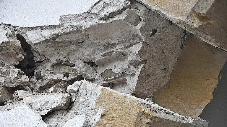 Ein großer Quader-Sandstein wurde aus dem Torborgen regelrecht herausgerissen. Außerdem hat sich damit auch die Außenwand verschoben.