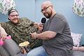 Hallöööchen: Das Podcast-Duo 'Bauch an Bauch', alias Patrick Melber (links) und Patrick Schön, macht es sich an einem seiner Drehorte gemütlich.
