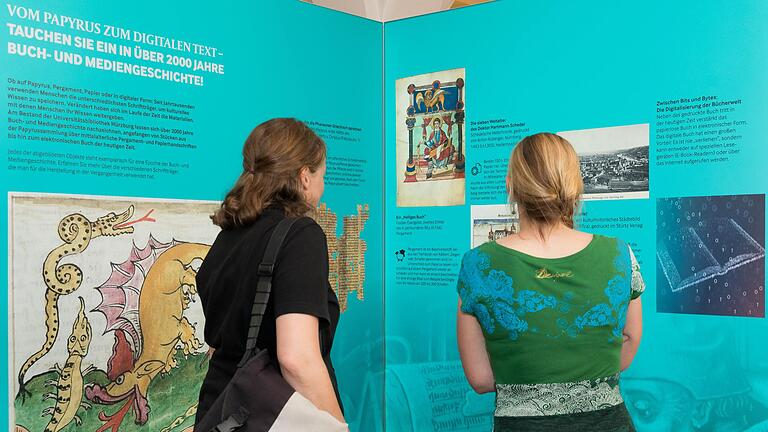Die Ausstellung '400 Jahre Universitätsbibliothek Würzburg  – eine Reise durch 2000 Jahre Buch- und Mediengeschichte' im Oberen Foyer des Würzburger Rathauses zeigt die Entwicklung von Papyrus und Pergament bis zum digitalen Text.