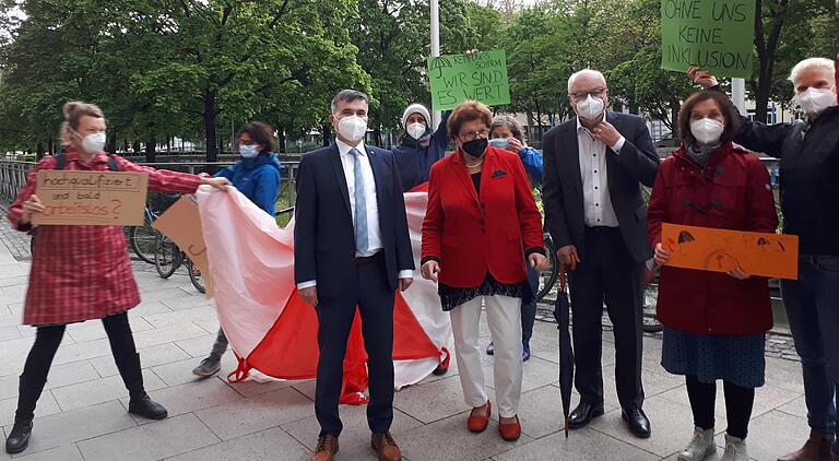 Johannes Spielmann, Vorstand der Würzburger Blindeninstitutsstiftung, Barbara Stamm von der Lebenshilfe und Jochen Walter von der Münchner Stiftung 'Pfennigparade' übergaben einen offenen Brief der Behindertenverbände an Staatskanzleichef Florian Herrmann. Johannes Spielmann, Vorstand der Würzburger Blindeninstitutsstiftung, Barbara Stamm von der Lebenshilfe und Jochen Walter von der Münchner Stiftung 'Pfennigparade' übergaben einen offenen Brief der Behindertenverbände an Staatskanzleichef Florian Herrmann.