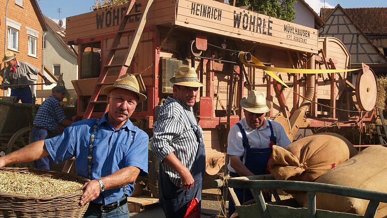 Vorgänger der Mähdrescher war die Dreschmaschine. Für die damalige Zeit ein Wunderwerk der Technik. In einem Arbeitsgang wurde die Spreu vom Weizen getrennt und das Stroh gepresst. Das Bild entstand beim Brauchtumsfest 2011 in Wargolshausen Vorgänger der Mähdrescher war die Dreschmaschine. Für die damalige Zeit ein Wunderwerk der Technik. In einem Arbeitsgang wurde die Spreu vom Weizen getrennt und das Stroh gepresst. Das Bild entstand beim Brauchtumsfest 2011 in Wargolshausen