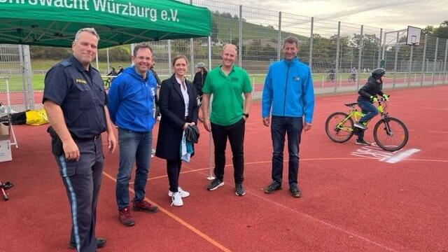 Freuen sich über den überwältigenden Zuspruch beim ersten Würzburger Schulfahrradtag: (von links) Wolfgang Hartmann (Verkehrserzieher PI Würzburg-Stadt), Michael Kreil (Koordinator 'Schoolbikers Bayern' und Schulsportbeauftragter Radsport, Bayern), Judith Roth-Jörg (dritte Bürgermeisterin), Peter Häusinger (Erster Polizeihauptkommissar, Polizeipräsidium Unterfranken) und Andreas Brembeck (Beisitzer im Vorstand der Deutschen Radsportjugend des BDR).