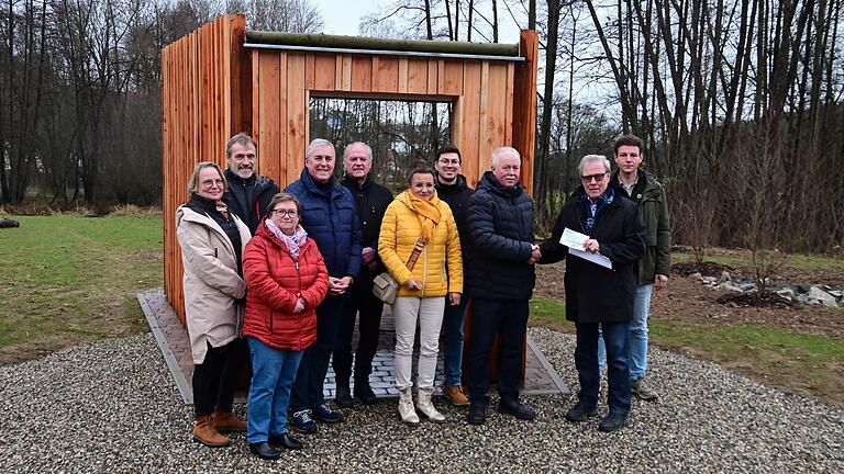 Alfred Beetz, Vorsitzender der Aktionsgruppe Leader Badisch Franken (Zweiter von rechts) übergab stellvertretend für alle Mitglieder des Heimat- und Kulturrings Zimmern an dessen Vorsitzenden Dieter Schenek (Dritter von rechts) die offizielle Leader-Plakette, die in Zukunft am neuen Naherholungsgebiet in Zimmern angebracht sein wird.