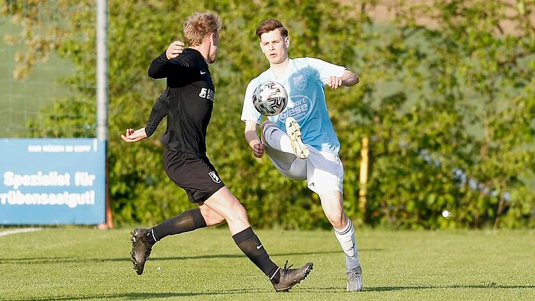 Nicolas Pfarr (rechts) vom FC Hopferstadt versucht, den Ball an Sebastian Mark von der SpVgg Giebelstadt vorbeizuspielen. In der Partie gab es auf beiden Seiten nur wenige Torchancen. Nicolas Pfarr (rechts) vom FC Hopferstadt versucht, den Ball an Sebastian Mark von der SpVgg Giebelstadt vorbeizuspielen. In der Partie gab es auf beiden Seiten nur wenige Torchancen.