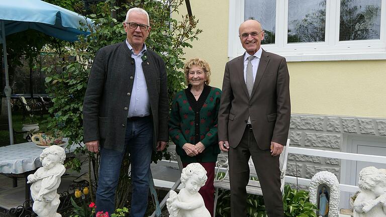 Dass sie mittlerweile 90 Jahre alt ist, sieht man Augusta Löffler aus Haßfurt nicht an. Zum runden Geburtstag gratulierten auch Bürgermeister Günther Werner (links) und Landrat Wilhelm Schneider.