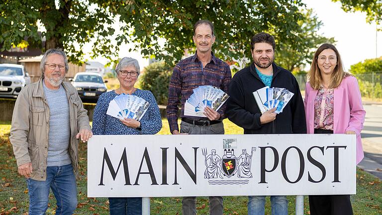 Die Gewinnerin und die Gewinner des Sommerrätsels der Main-Post freuen sich über ihre Preise (von links): Reporter Eckhard Heise, Helga Kolb (2. Platz), Stefan März (1. Platz), Robert Trabert (3. Platz) zusammen mit Redaktionsleiterin&nbsp;Julia&nbsp;Back.