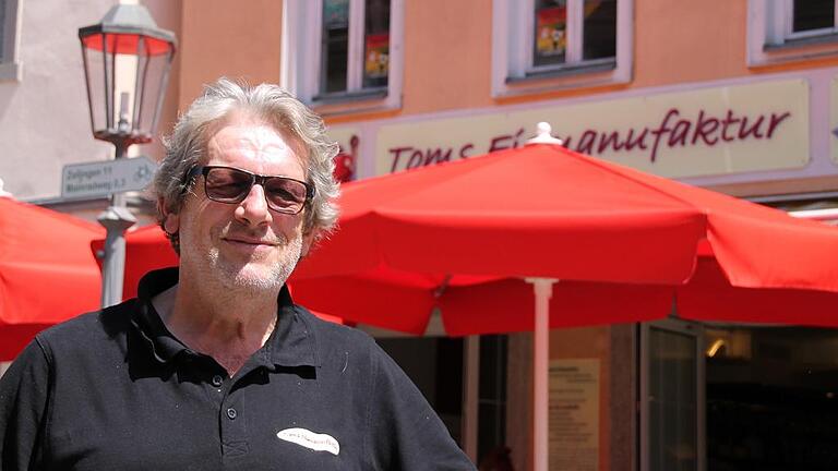 Der Rienecker Thomas Müller vor seiner Eisdiele in Karlstadt. Bis zum vergangenen Jahr hat er in der Automobilindustrie gearbeitet.