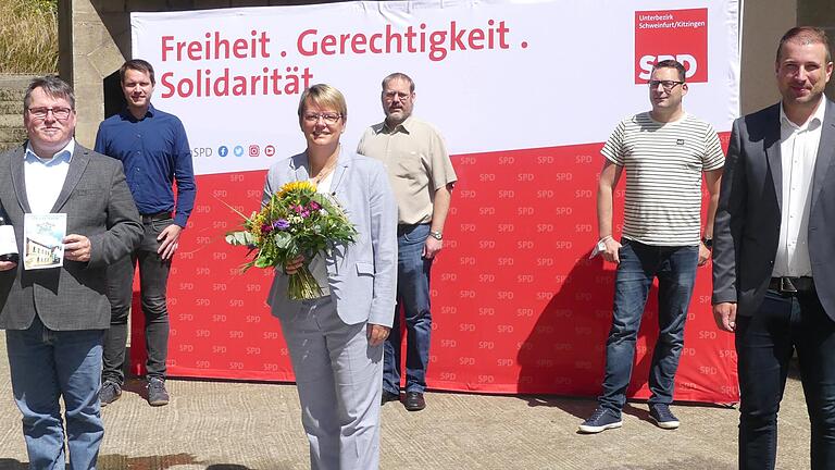 Die Kreis-SPD formiert sich neu (von links): Kai Niklaus als Kreisvorsitzender a.D., Pressereferent Holger Schmitt (Hambach), die neue SPD-Kreischefin Martina Braum, Stellvertreter Jochen Kraft (Euerbach), Kassier Markus Reimer (Waigolshausen) sowie Stellvertreter Stefan Rottmann (Schonungen). Nicht auf dem Bild ist Stellvertreterin Heike Joos (Gerolzhofen).