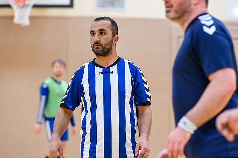 Sait (39) spielt in seiner Freizeit auch gern Billard. Den Handballsport hat er erst beim Training in Thüngersheim näher kennengelernt.