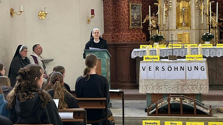 Sr. Katharina Merz (OSU) ruft während eines Gottesdienstes in der Antoniterkirche der St.-Ursula-Schule dazu auf, trotz aller Schwierigkeiten immer wieder Versöhnung zu wagen.