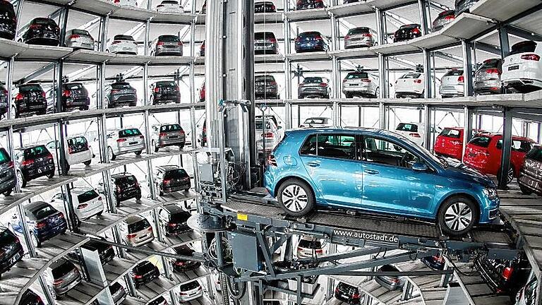 Volkswagen       -  Neuwagen von Volkswagen in den Autotürmen der Autostadt in Wolfsburg.Julian Stratenschulte, dpa