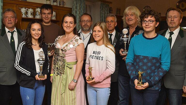 Der 68. König ist eine Königin: Bei den Herrnberchtheimer Schützen holte sich Bianca Strenzel als dritte Frau die Königswürde. Das Bild zeigt (von links) Gerhard Kriegbaum (Vorsitzender), Celine Schneck, Daniel Markert, Bianca Strenzel, Wilhelm Rödel, Alina Emmert, Roland Hegwein, Norbert Meyer, Fabian Markert und Schützenmeister Thomas Haag.