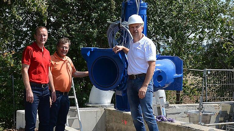 Die beiden Vorsitzenden des Abwasserzweckverbandes Eltmann-Ebelsbach, Bürgermeister Michael Ziegler (von links) und Bürgermeister Walter Ziegler, verfolgten mit Ingenieur Hugo Barthel genau das Einsetzen der beiden Pumpen.