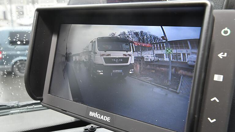 Ein kleiner Monitor auf dem Amaturenbrett schaltet sich automatisch ein, wenn das Fahrzeug bei geringer Geschwindigkeit mehr als 20 Grad einlenkt.&nbsp;