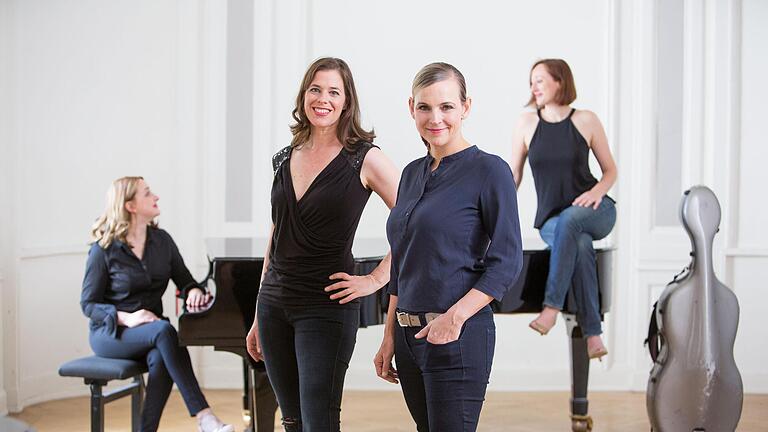 Das Ensemble 'Salut Salon' setzt sich zusammen aus Olga Shkrygunova (Klavier), Iris Siegfried und Angelika Bachmann (Violine) sowie Anna-Lena Perenthaler (Violoncello). Foto: Christina Koerte       -  Das Ensemble 'Salut Salon' setzt sich zusammen aus Olga Shkrygunova (Klavier), Iris Siegfried und Angelika Bachmann (Violine) sowie Anna-Lena Perenthaler (Violoncello). Foto: Christina Koerte