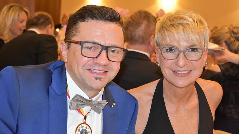 Andrea Behr soll für die Würzburger CSU bei der Landtagswahl 2023 das Direktmandat zurück erobern. Das Foto zeigt sie mit Ehemann Andre Trojanski beim Prinzenball 2018.