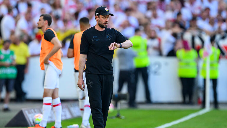 dpa_5FAD76000398A999.jpg       -  Läuft die Bundesliga-Zeit des VfB Stuttgart schon wieder ab? Trainer Sebastian Hoeneß und sein Team stehen in der Relegation.