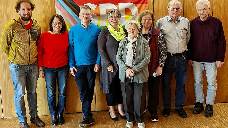 Der Vorstand der SPD Gerbrunn (von links): Vorsitzender Clemens Unterdörfler, stellv. Vorsitzende Uschi Rosenbaum, scheidender Schriftführer Dirk Bräuer, Revisorin Elfriede Wolfshörndl, EU-Abgeordnete Maria Noichl, Mitgliederbeauftragte Ingrid Wolf, Schriftführer Reinhard Schinzel und Revisor Jürgen Barth.