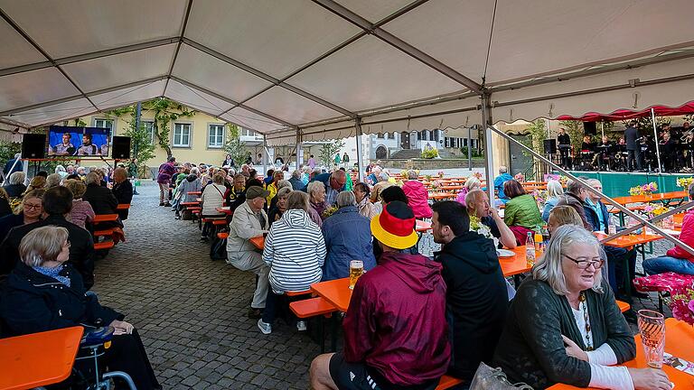 Archivbild der St.-Johannis-Kirchweih 2018 mit Public Viewing der Fußballweltmeisterschaft.