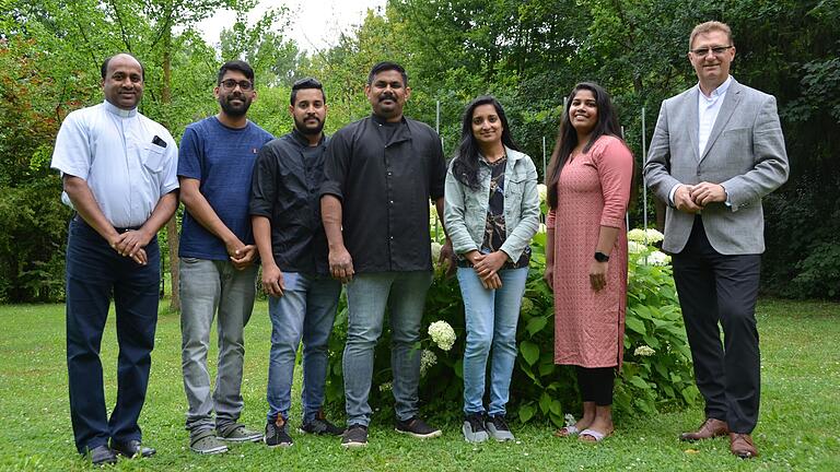 Fünf Frauen und Männer des siebenköpfigen Vorbereitungsteams mit Pfarrvikar Johnson Thottathil (links) und Dekan Andreas Krefft (rechts). Weiter von links: Binal Mani, Ajo Sunny, Tomy Ozhakanate Kuriyakose, Preethi Lawrence und Ann Carolin Juby.