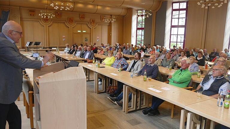 Einen beeindruckenden Vortrag zum Thema Glücklichsein im Alter hielt im Landratsamt Kitzingen Karlheinz Ruckriegel, Glücksforscher aus Nürnberg. Einen beeindruckenden Vortrag zum Thema Glücklichsein im Alter hielt im Landratsamt Kitzingen Karlheinz Ruckriegel, Glücksforscher aus Nürnberg.
