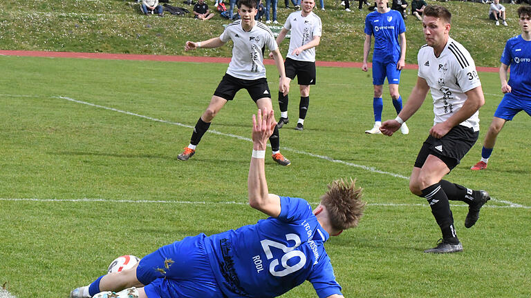 Rhöner Fußball-Nachlese       -  Mangelnder Einsatz konnte man dem FC 06 Bad Kissingen (vorne: Julius Rödl) nicht vorwerfen bei der 0:2-Niederlage gegen den TSV Ettleben.