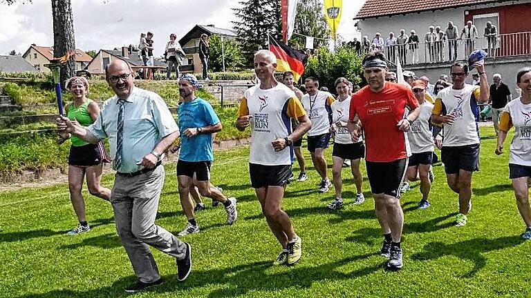 Auch der Bürgermeister läuft eine Runde mit der Fackel.