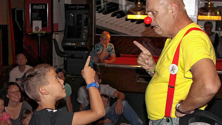 Während Musikfans von Bühne zu Bühne flanierten, hatten die jüngsten Besucher der Musiknacht mit Clown Muck ihren Spaß. Während Musikfans von Bühne zu Bühne flanierten, hatten die jüngsten Besucher der Musiknacht mit Clown Muck ihren Spaß.